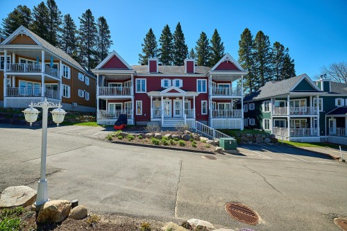 309 Av. du Manoir  Saint-Donat, QC J0T 2C0