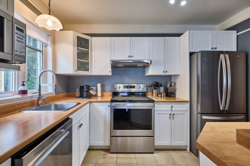 Kitchen - 309 Av. Du Manoir, Saint-Donat, QC - Indoor Photo Showing Kitchen