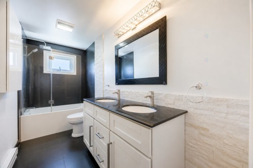 Bathroom - 14 Rue Dragon, Kirkland, QC - Indoor Photo Showing Bathroom