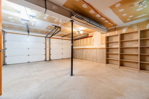 Garage - 14 Rue Dragon, Kirkland, QC - Indoor Photo Showing Garage