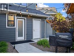 entry to pool bathroom - 