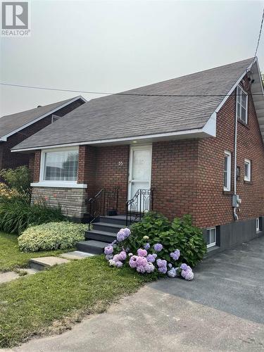 35 Wallace TER  Sault Ste. Marie, ON P6C 1K2