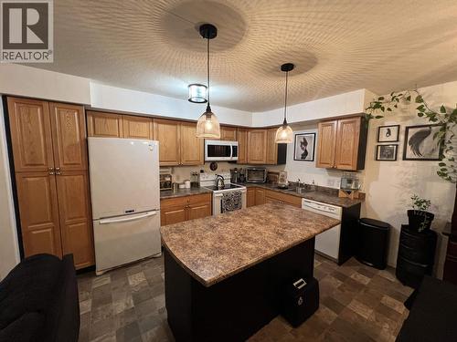 7 4620 E 52 Avenue, Fort Nelson, BC - Indoor Photo Showing Kitchen With Double Sink