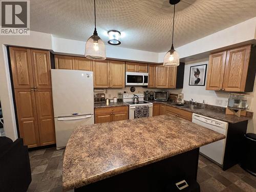 7 4620 E 52 Avenue, Fort Nelson, BC - Indoor Photo Showing Kitchen With Double Sink