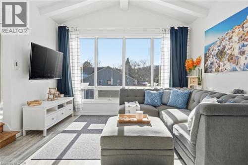 81 Thomson Drive, Waterdown, ON - Indoor Photo Showing Living Room