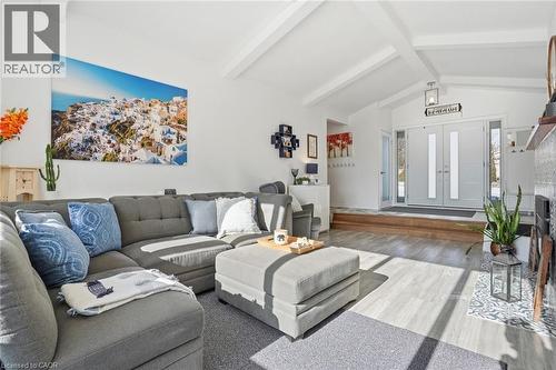 81 Thomson Drive, Waterdown, ON - Indoor Photo Showing Living Room