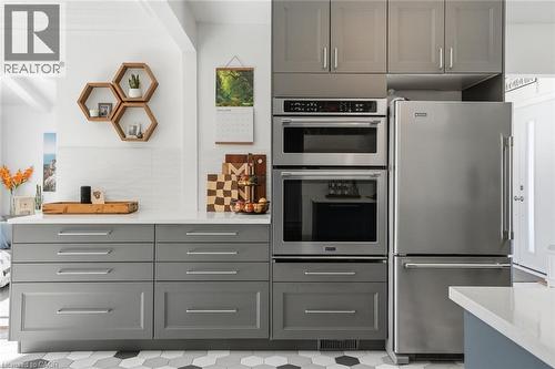 81 Thomson Drive, Waterdown, ON - Indoor Photo Showing Kitchen