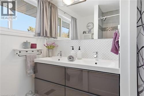 81 Thomson Drive, Waterdown, ON - Indoor Photo Showing Bathroom