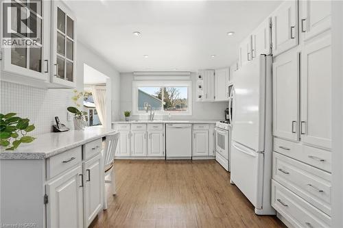81 Thomson Drive, Waterdown, ON - Indoor Photo Showing Kitchen