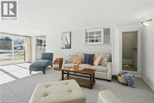 81 Thomson Drive, Waterdown, ON - Indoor Photo Showing Living Room