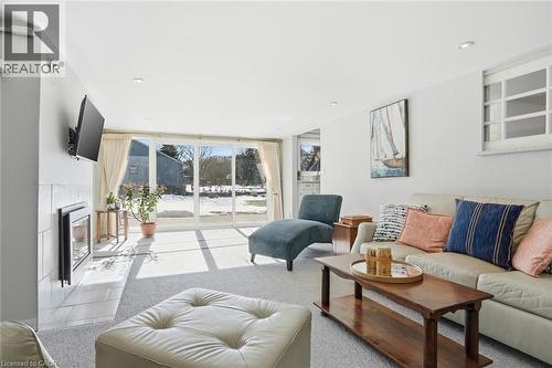 81 Thomson Drive, Waterdown, ON - Indoor Photo Showing Living Room