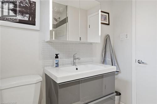 81 Thomson Drive, Waterdown, ON - Indoor Photo Showing Bathroom
