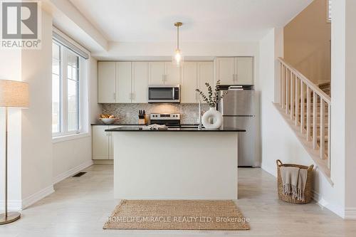 92 - 10 Birmingham Drive, Cambridge, ON - Indoor Photo Showing Kitchen With Upgraded Kitchen