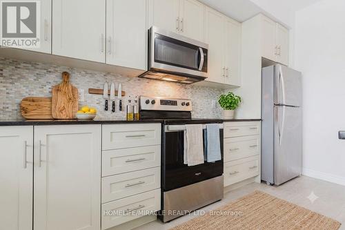 92 - 10 Birmingham Drive, Cambridge, ON - Indoor Photo Showing Kitchen With Stainless Steel Kitchen With Upgraded Kitchen