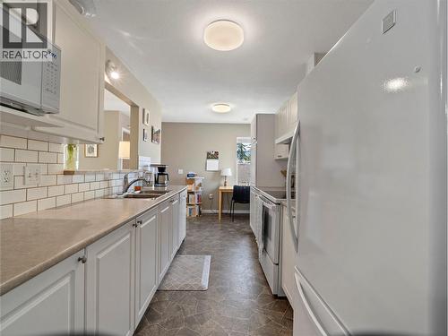 171 17 Street Se Unit# 14, Salmon Arm, BC - Indoor Photo Showing Kitchen With Double Sink