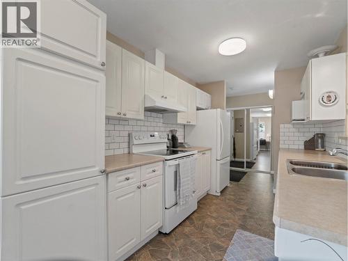 171 17 Street Se Unit# 14, Salmon Arm, BC - Indoor Photo Showing Kitchen With Double Sink