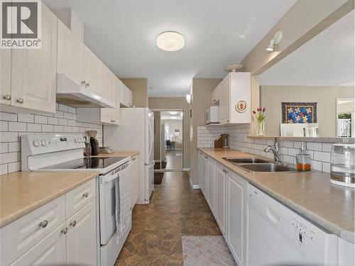 171 17 Street Se Unit# 14, Salmon Arm, BC - Indoor Photo Showing Kitchen With Double Sink