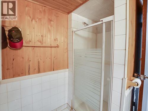 609 201St Avenue, Castlegar, BC - Indoor Photo Showing Bathroom