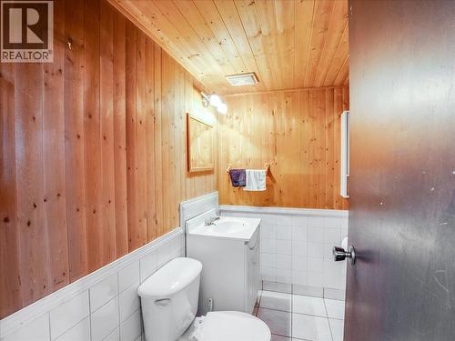 609 201St Avenue, Castlegar, BC - Indoor Photo Showing Bathroom