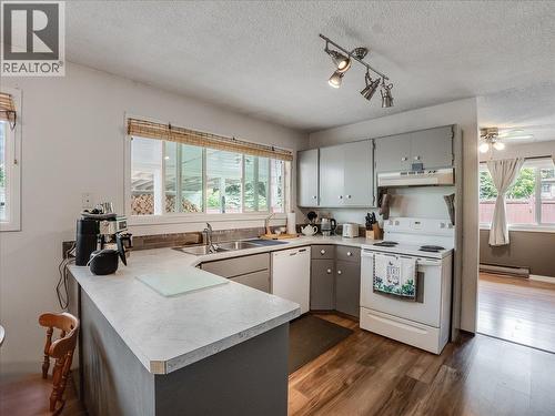 609 201St Avenue, Castlegar, BC - Indoor Photo Showing Kitchen With Double Sink