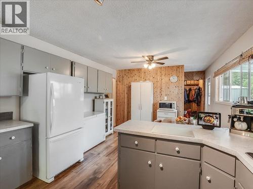609 201St Avenue, Castlegar, BC - Indoor Photo Showing Kitchen