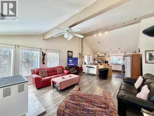 7621 Pettyjohn Road, Deka Lake / Sulphurous / Hathaway Lakes, BC - Indoor Photo Showing Living Room