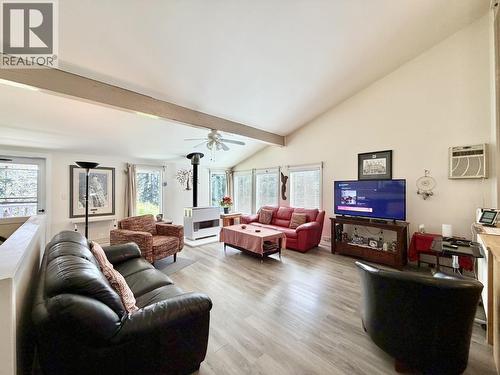 7621 Pettyjohn Road, Deka Lake / Sulphurous / Hathaway Lakes, BC - Indoor Photo Showing Living Room