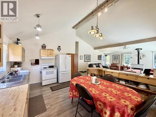 7621 Pettyjohn Road, Deka Lake / Sulphurous / Hathaway Lakes, BC - Indoor Photo Showing Kitchen With Double Sink