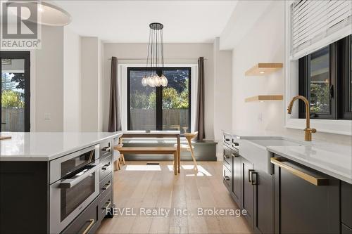 6206 Lucia Drive, Niagara Falls (Stamford), ON - Indoor Photo Showing Kitchen With Upgraded Kitchen