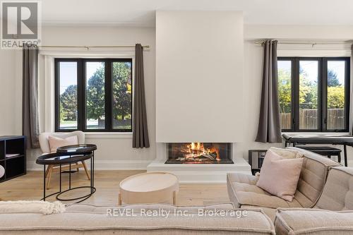 6206 Lucia Drive, Niagara Falls (Stamford), ON - Indoor Photo Showing Living Room With Fireplace