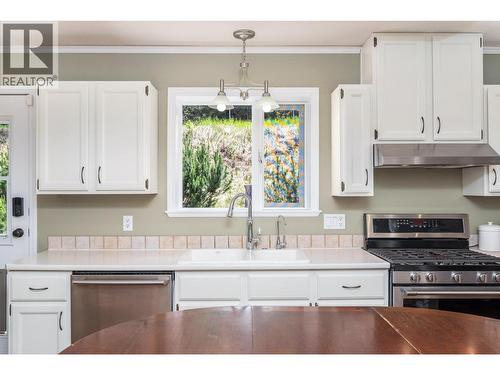 6960 Brewer Road, Coldstream, BC - Indoor Photo Showing Kitchen