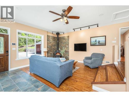 6960 Brewer Road, Coldstream, BC - Indoor Photo Showing Living Room