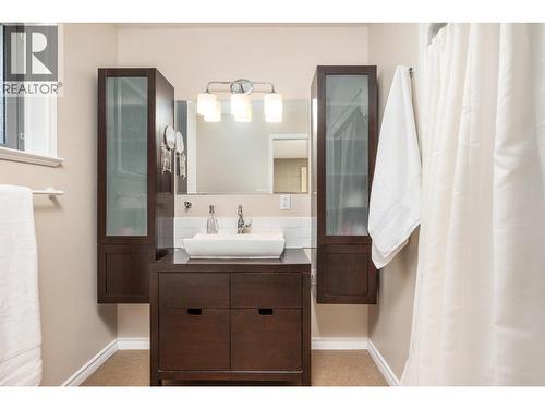 6960 Brewer Road, Coldstream, BC - Indoor Photo Showing Bathroom