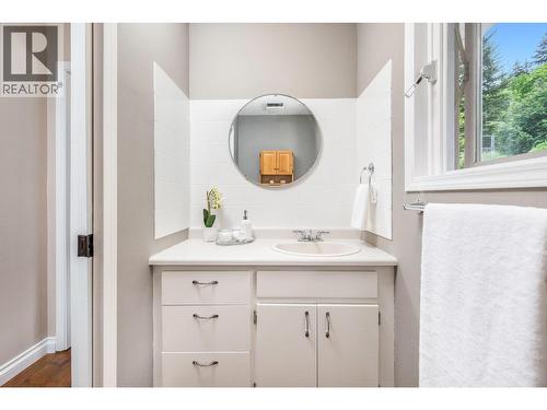 6960 Brewer Road, Coldstream, BC - Indoor Photo Showing Bathroom