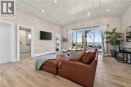 71865 Sunview Avenue, Dashwood, ON - Indoor Photo Showing Living Room