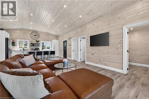 71865 Sunview Avenue, Dashwood, ON - Indoor Photo Showing Living Room
