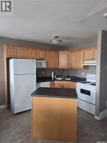4144 Buckingham Drive E, Regina, SK - Indoor Photo Showing Kitchen With Double Sink
