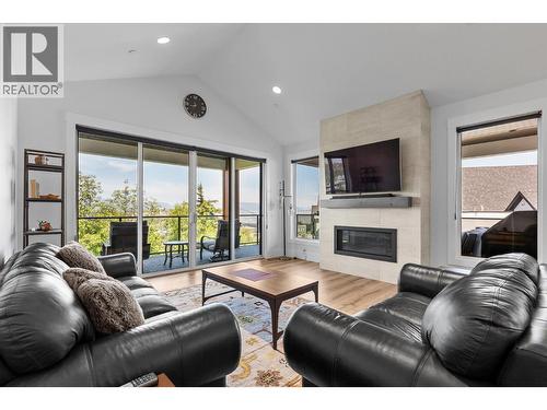 185 Diamond Way, Vernon, BC - Indoor Photo Showing Living Room With Fireplace
