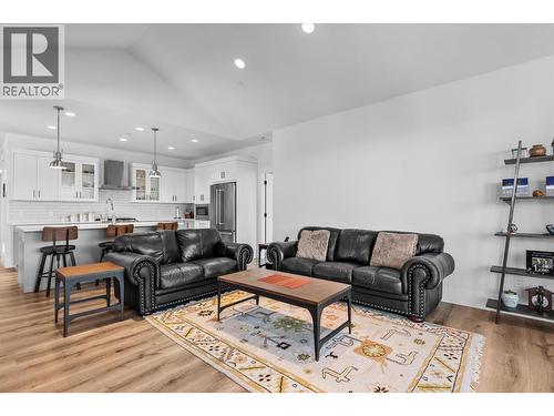185 Diamond Way, Vernon, BC - Indoor Photo Showing Living Room