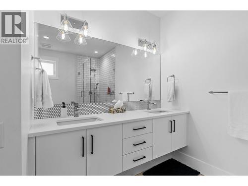 185 Diamond Way, Vernon, BC - Indoor Photo Showing Bathroom