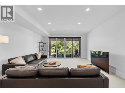 185 Diamond Way, Vernon, BC - Indoor Photo Showing Living Room