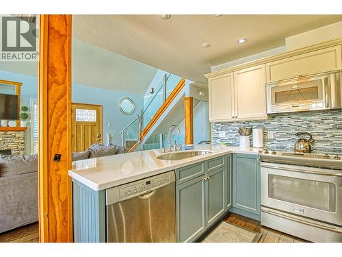 7001 Barcelona Drive Unit# 33, Kelowna, BC - Indoor Photo Showing Kitchen