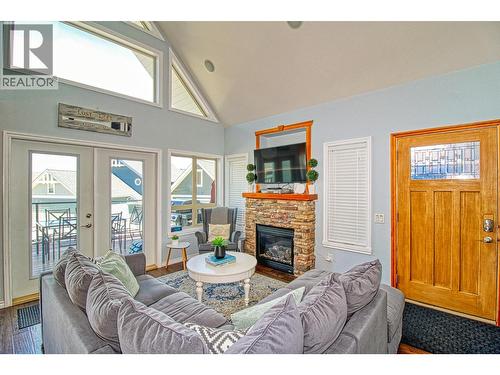 7001 Barcelona Drive Unit# 33, Kelowna, BC - Indoor Photo Showing Living Room With Fireplace