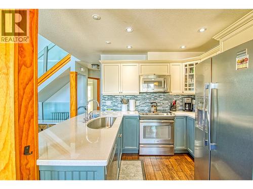 7001 Barcelona Drive Unit# 33, Kelowna, BC - Indoor Photo Showing Kitchen With Upgraded Kitchen