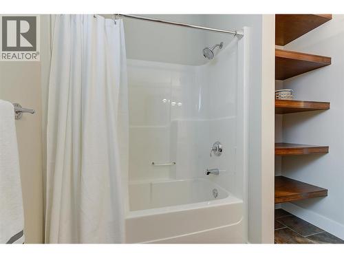 210 Dormie Place, Vernon, BC - Indoor Photo Showing Bathroom