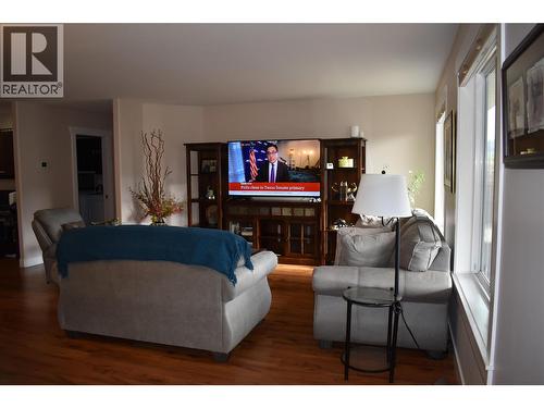 4400 Mclean Creek Road Unit# 207, Okanagan Falls, BC - Indoor Photo Showing Living Room
