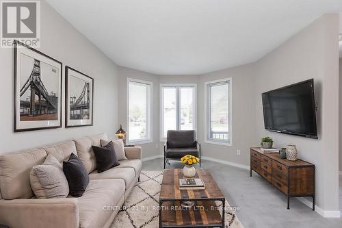 153 Livingstone Street W, Barrie, ON - Indoor Photo Showing Living Room