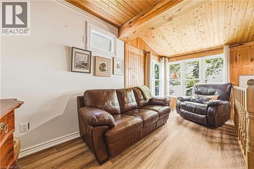 52 Wilcox Drive, Peacock Point, ON - Indoor Photo Showing Living Room