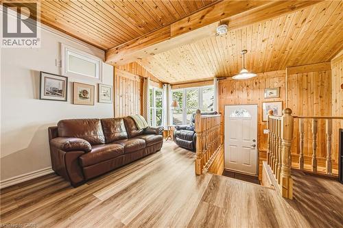 52 Wilcox Drive, Peacock Point, ON - Indoor Photo Showing Living Room