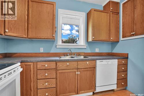 220 N Avenue S, Saskatoon, SK - Indoor Photo Showing Kitchen With Double Sink